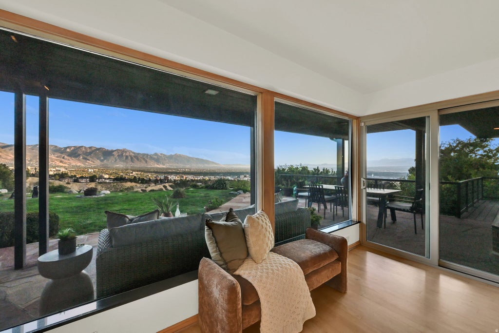 Photo of 828 N EASTCAPITOL BLVD, Salt Lake City, UT 84103 (MLS # 2185912)
