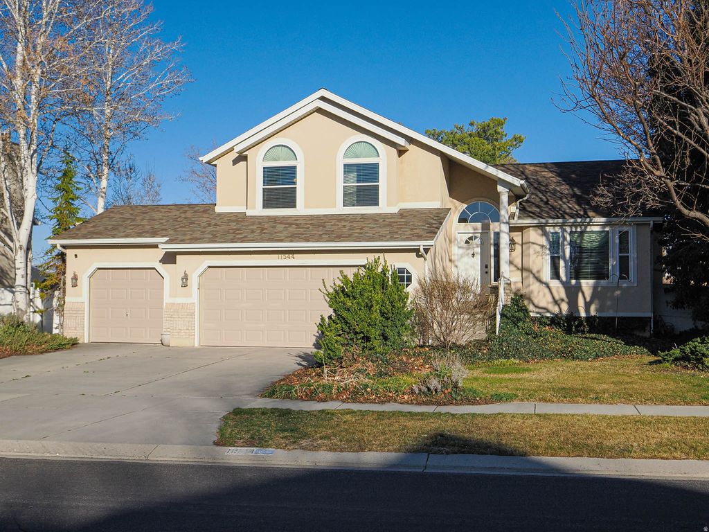 Photo of 11544 S OLIVE BERRY LN E, Draper, UT 84020 (MLS # 2143078)