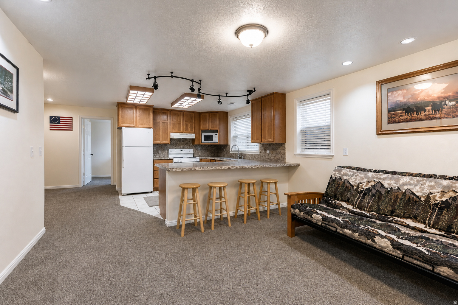 COUNTRY CLUB ESTATES - Residential