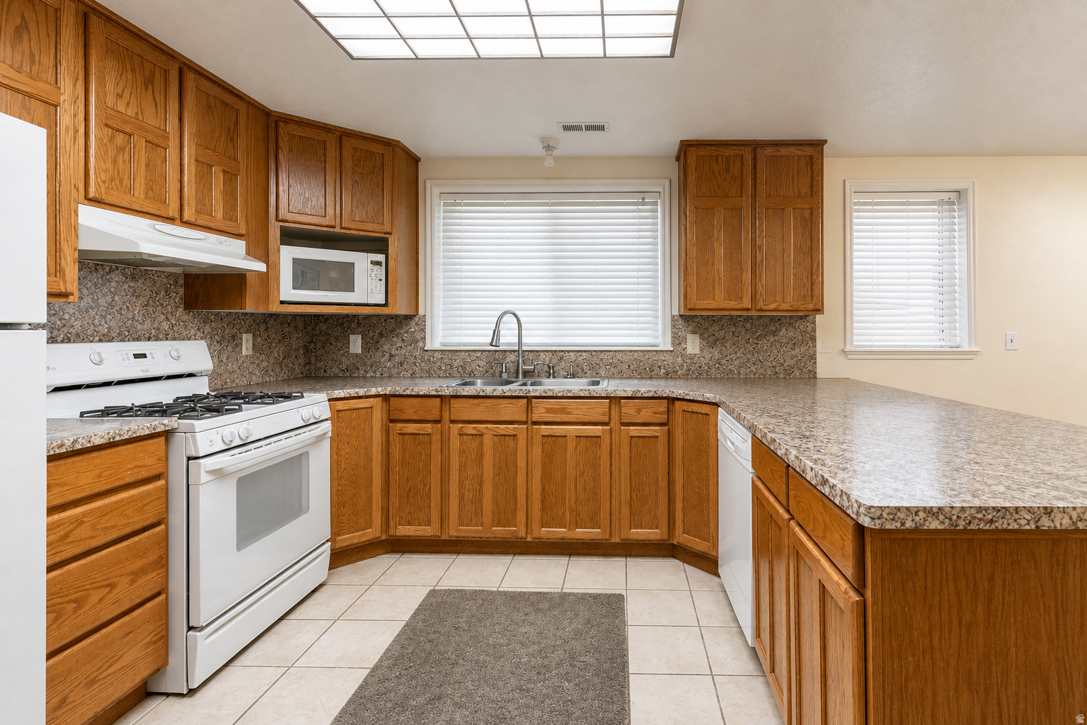 COUNTRY CLUB ESTATES - Residential