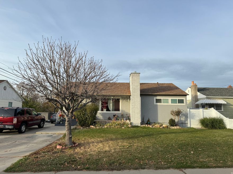 Beautiful Rambler-style home in Spanish Fork featuring 1,900 sq. ft., five bedrooms, and two full bathrooms on a 0.18-acre lot (7,841 sq. ft.). Spacious driveway with parking for up to 3 vehicles. Conveniently located between the elementary and high school, making it ideal for families. Rent: $2,500/month (utilities not included). Available: October 30, 2025. Terms: ITIN accepted. No smoking, vaping, drugs, or pets allowed. Perfect for a family of 57 people.