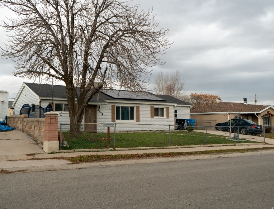 Great, quiet Kearns location! One-level home with granite countertops and quick access to freeways and major roads. Come see it before it's gone!
