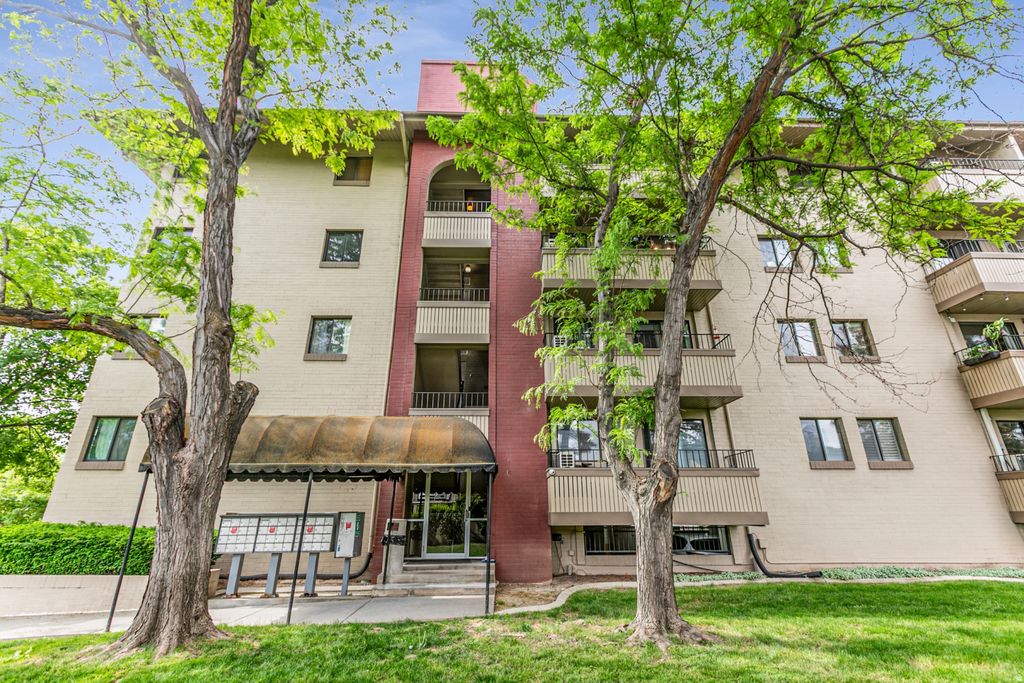 Photo of 530 S 400 E #2203, Salt Lake City, UT 84111 (MLS # 2158081)