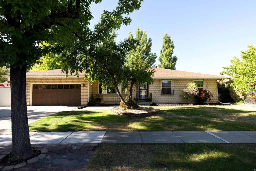 Photo of 780 W WALDEN HILLS DR, Murray, UT 84123 (MLS # 2164449)
