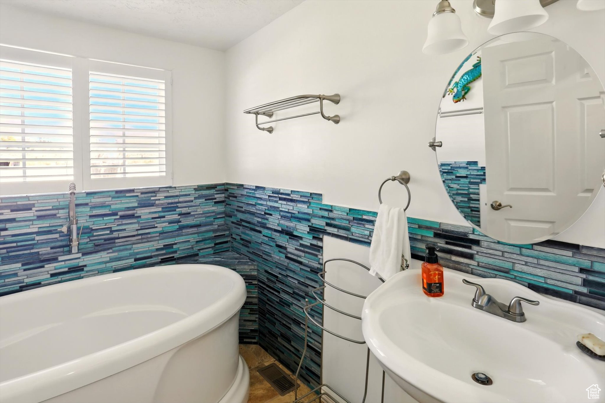 Tremonton, Utah 84337, United States, 3 Bedrooms Bedrooms, ,2 BathroomsBathrooms,Residential,Active,182203