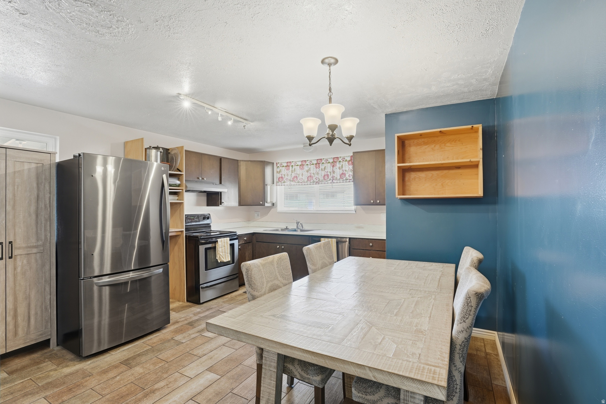 LYNNWOOD ACR - Residential