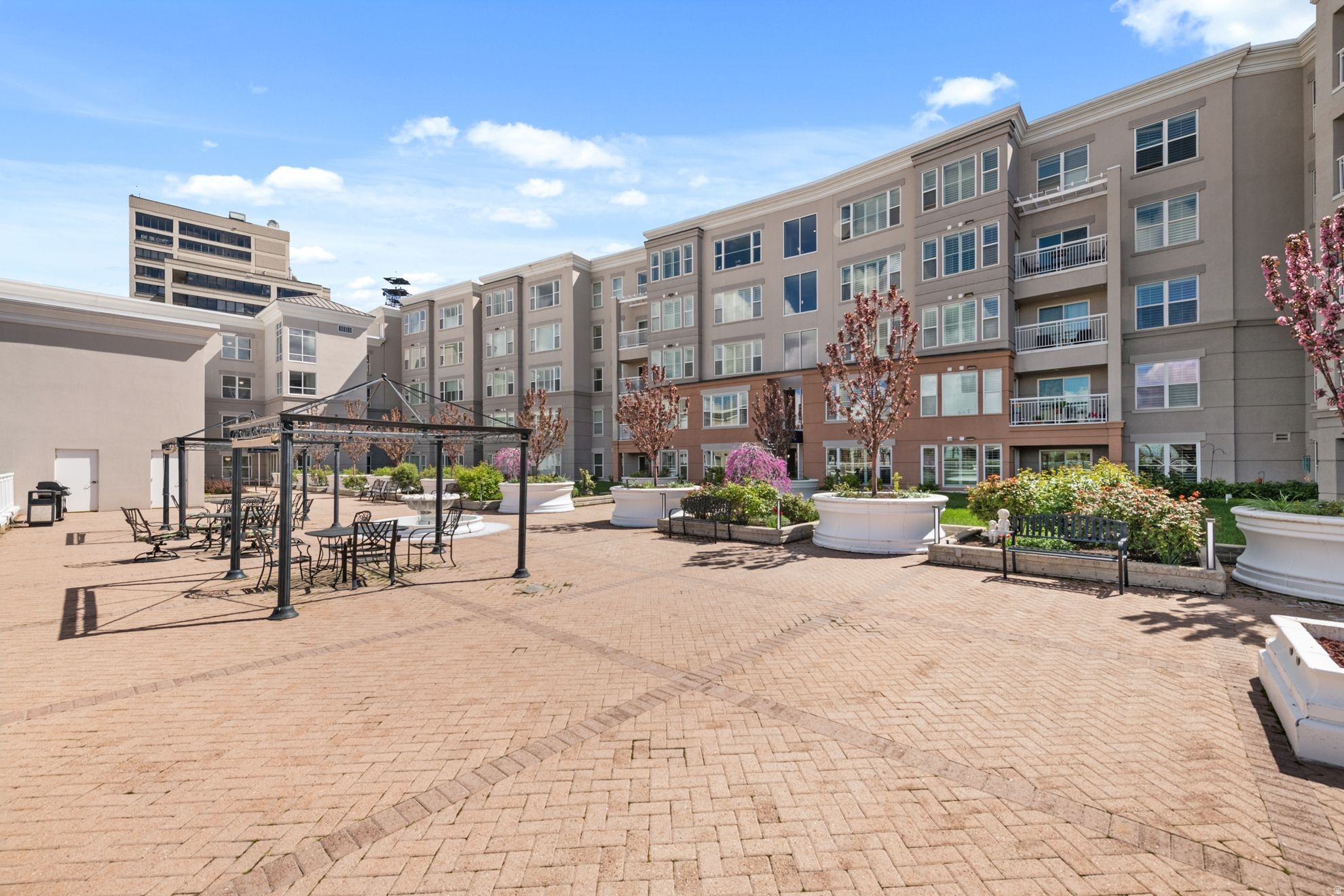 PRESIDENTIAL CLUB - Residential