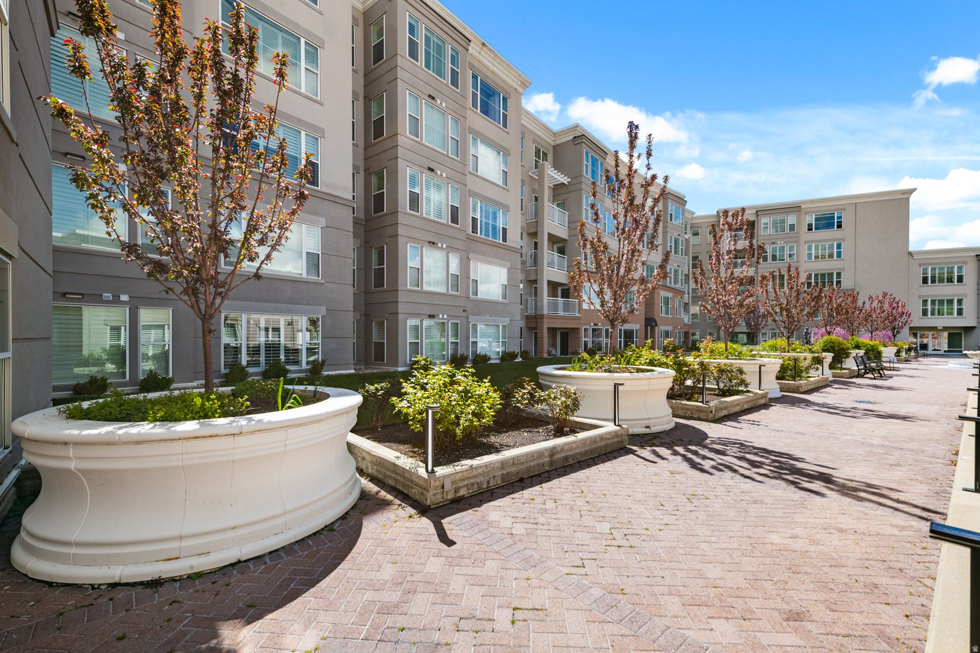 PRESIDENTIAL CLUB - Residential