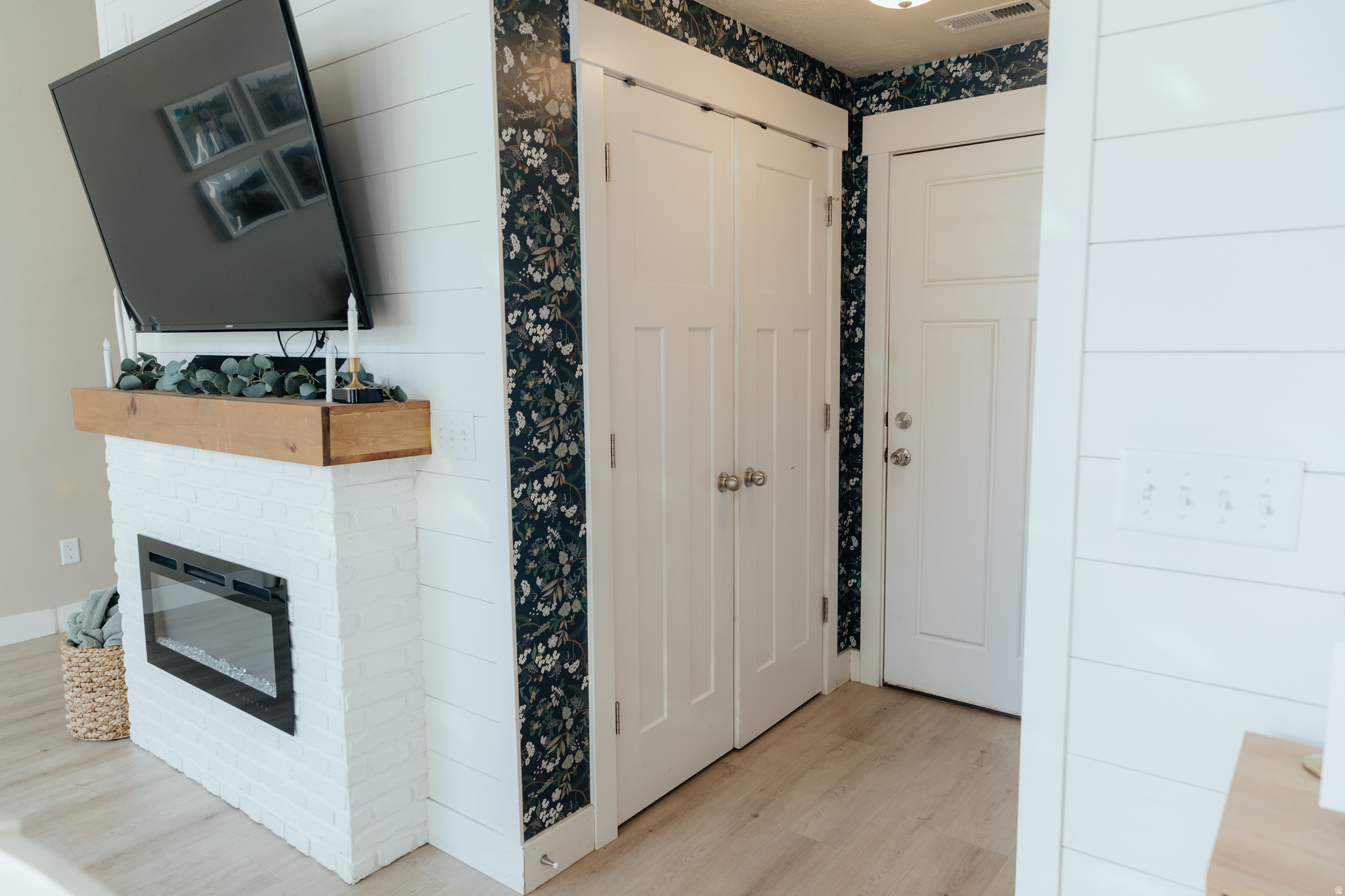 RESIDENCE ON PARK AV - Residential