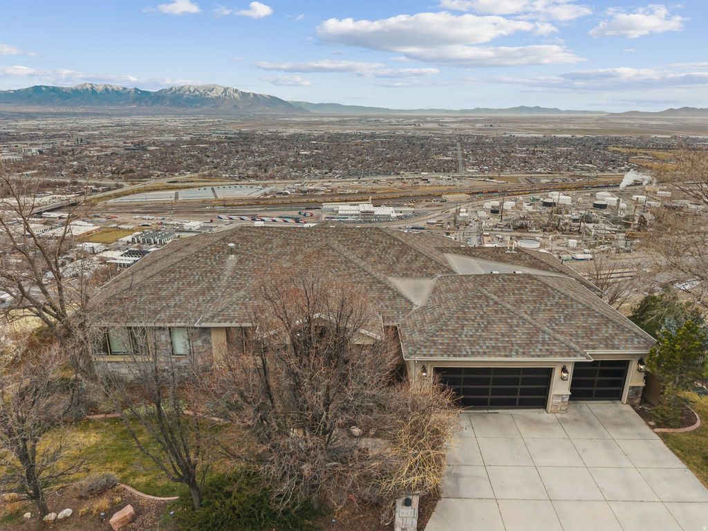 Photo of 941 N SANDHURST DR E, Salt Lake City, UT 84103 (MLS # 2137977)