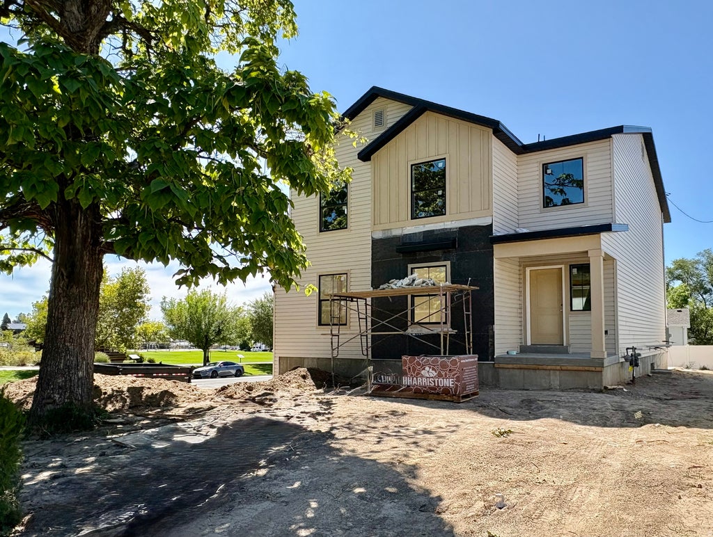Photo of 97 E CRESTWOOD Rd, Kaysville, UT 84037 (MLS # 2185222)