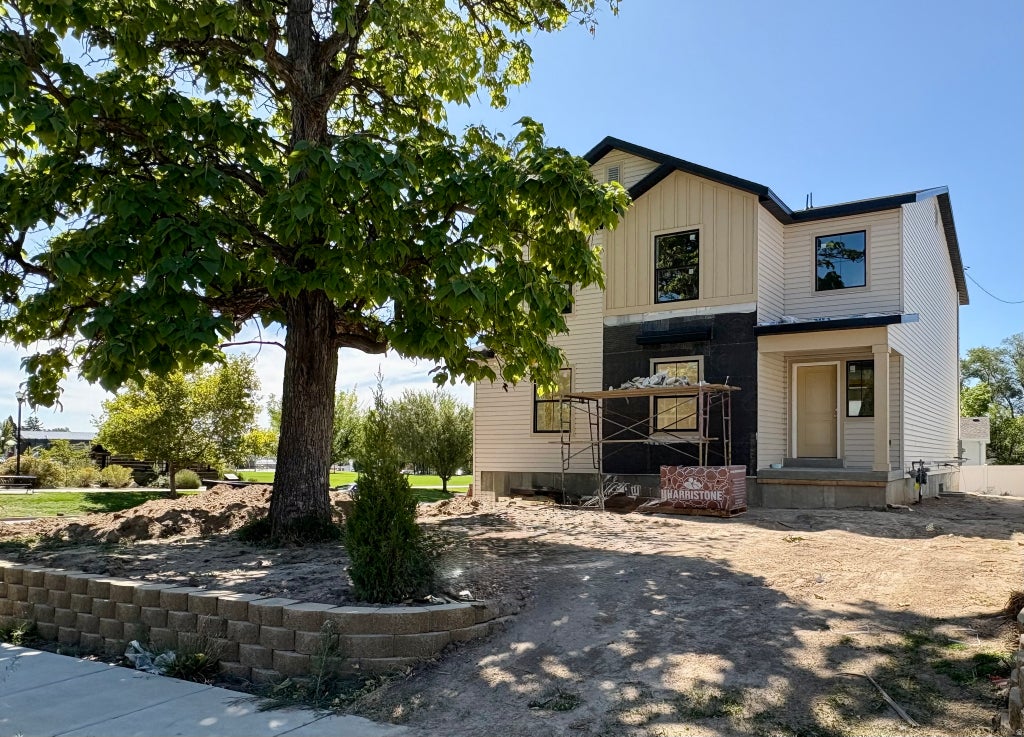Photo of 97 E CRESTWOOD Rd, Kaysville, UT 84037 (MLS # 2185222)