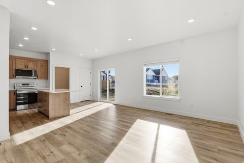 Tiny photo for 661 W 20 N, Hyrum, UT 84319 (MLS # 2127098)