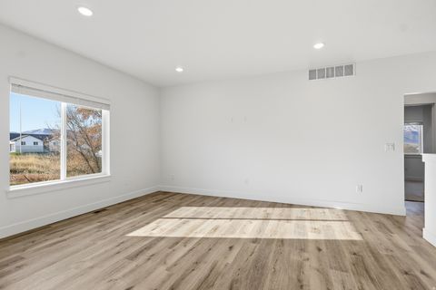 Tiny photo for 661 W 20 N, Hyrum, UT 84319 (MLS # 2127098)