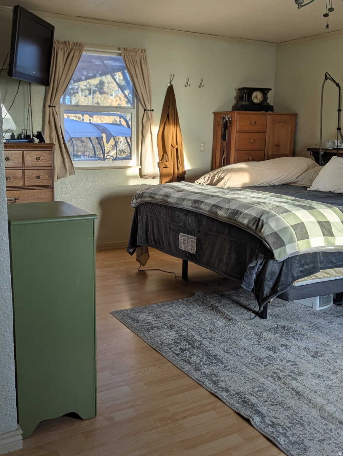 Main image without alt text