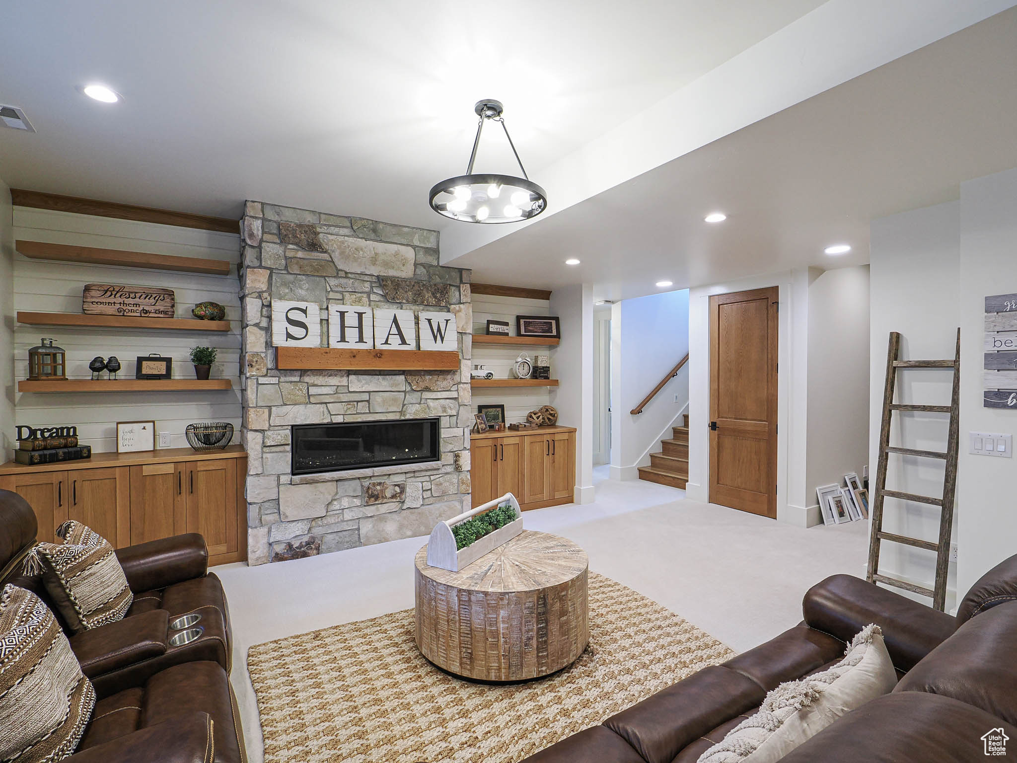 TWIN HOLLOW - Residential
