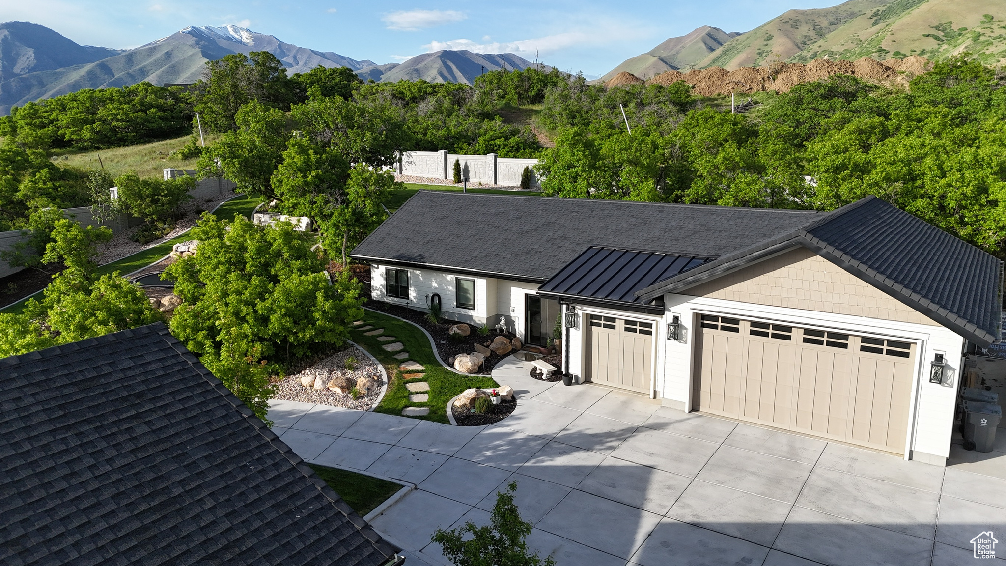 TWIN HOLLOW - Residential