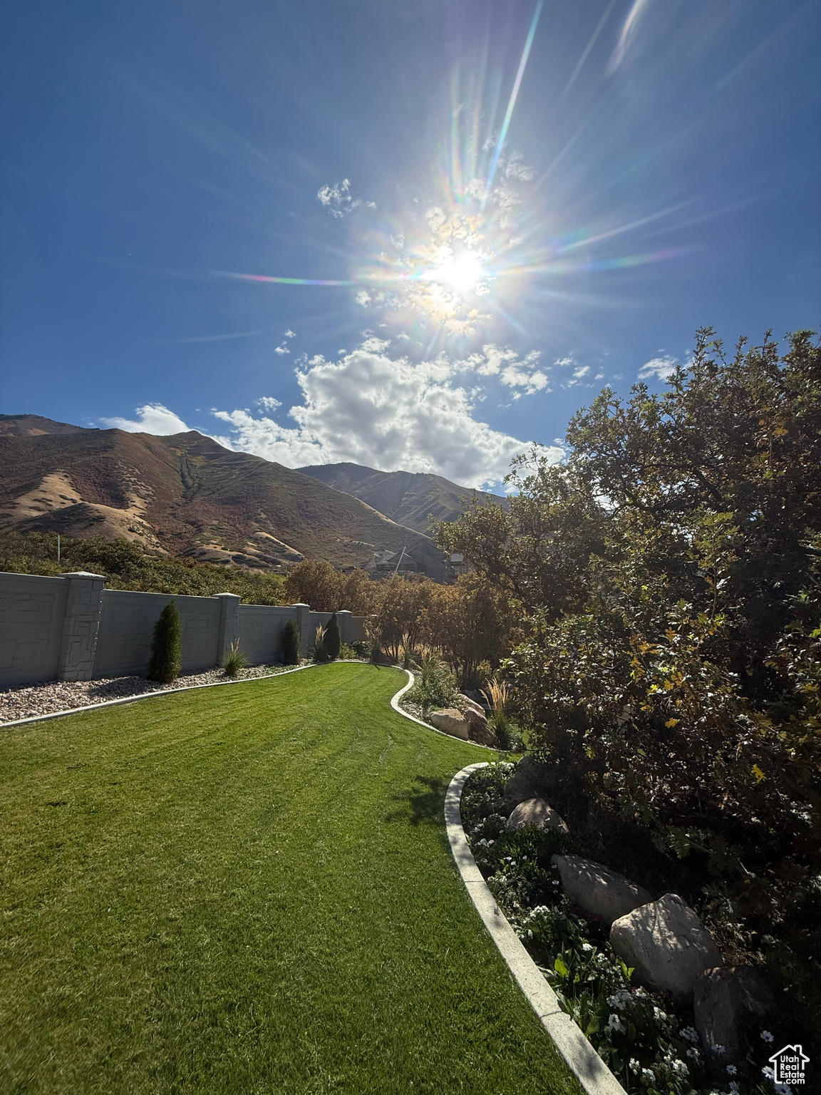 TWIN HOLLOW - Residential