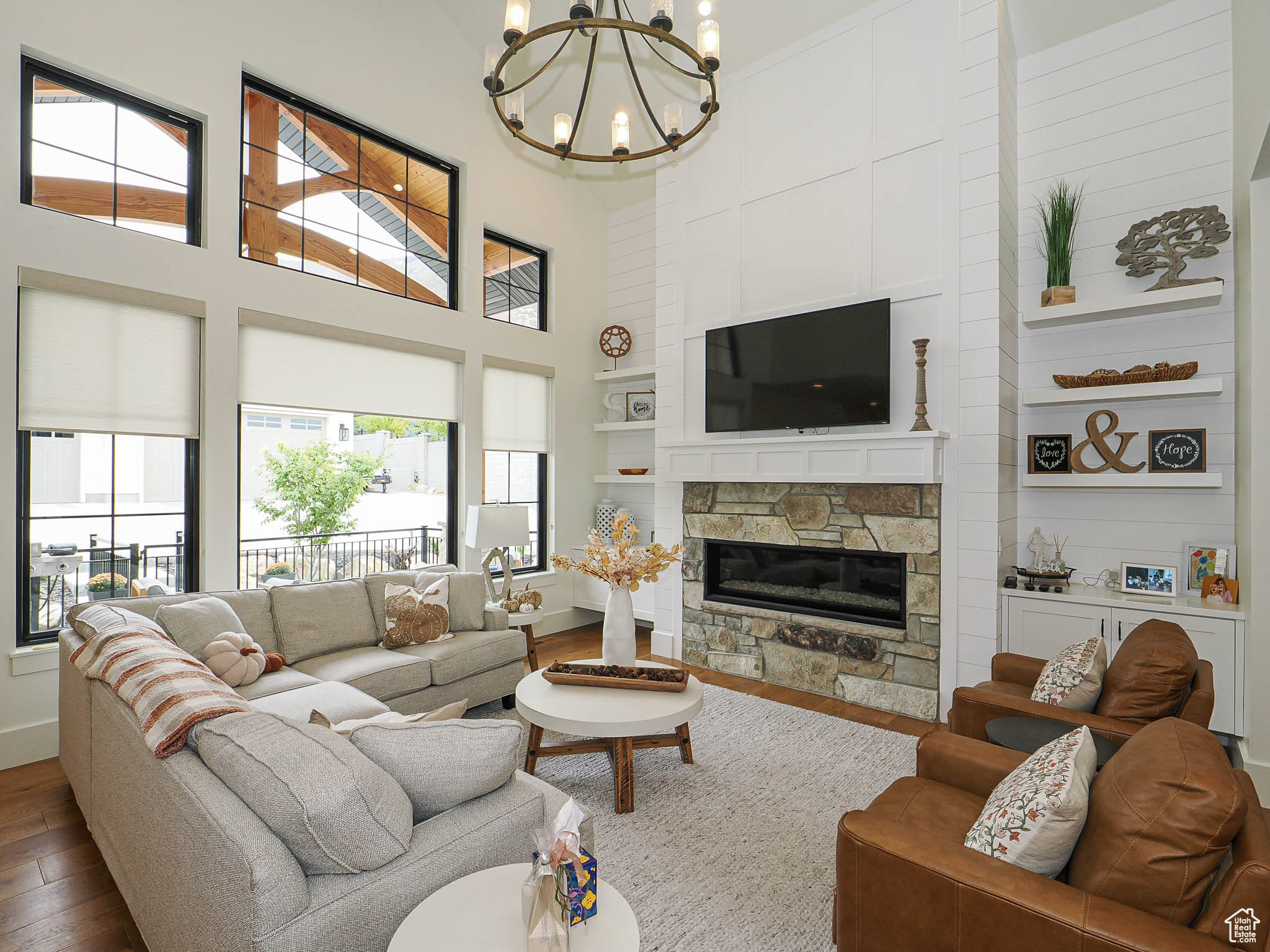 TWIN HOLLOW - Residential