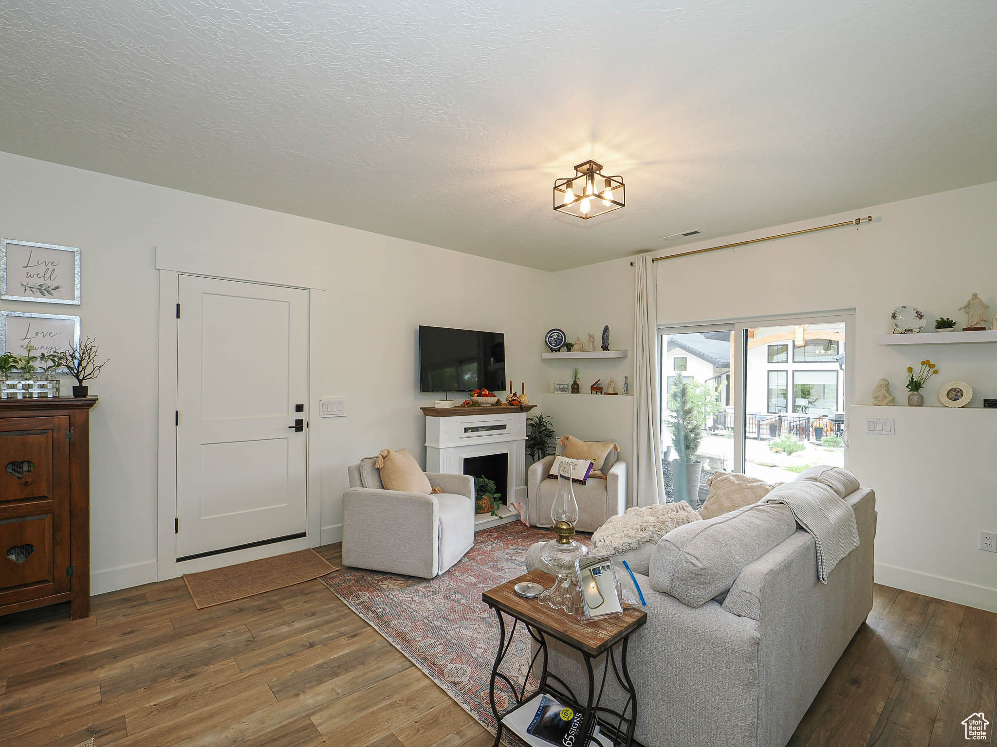 TWIN HOLLOW - Residential