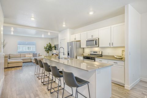 Photo of 978 E DRIFTER LN, Saratoga Springs, UT 84045 (MLS # 2139681)