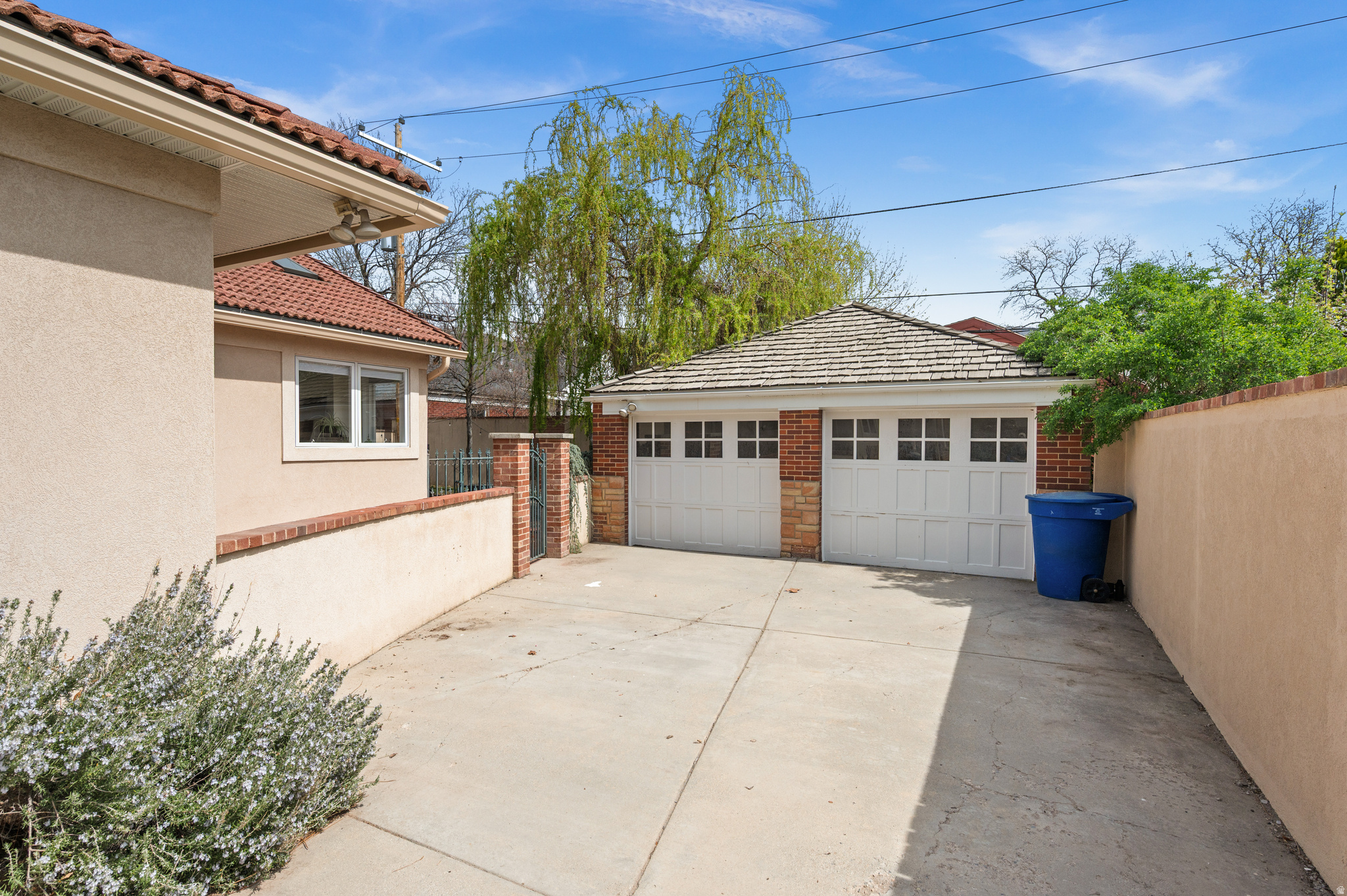 COLONIAL HILLS - Residential