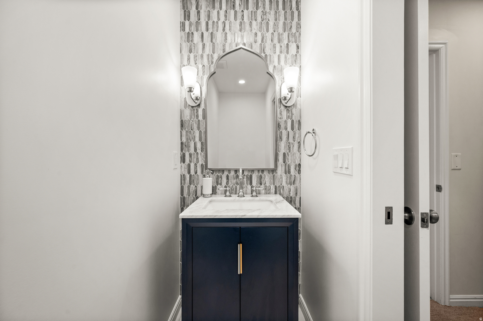 COLONIAL HILLS - Residential