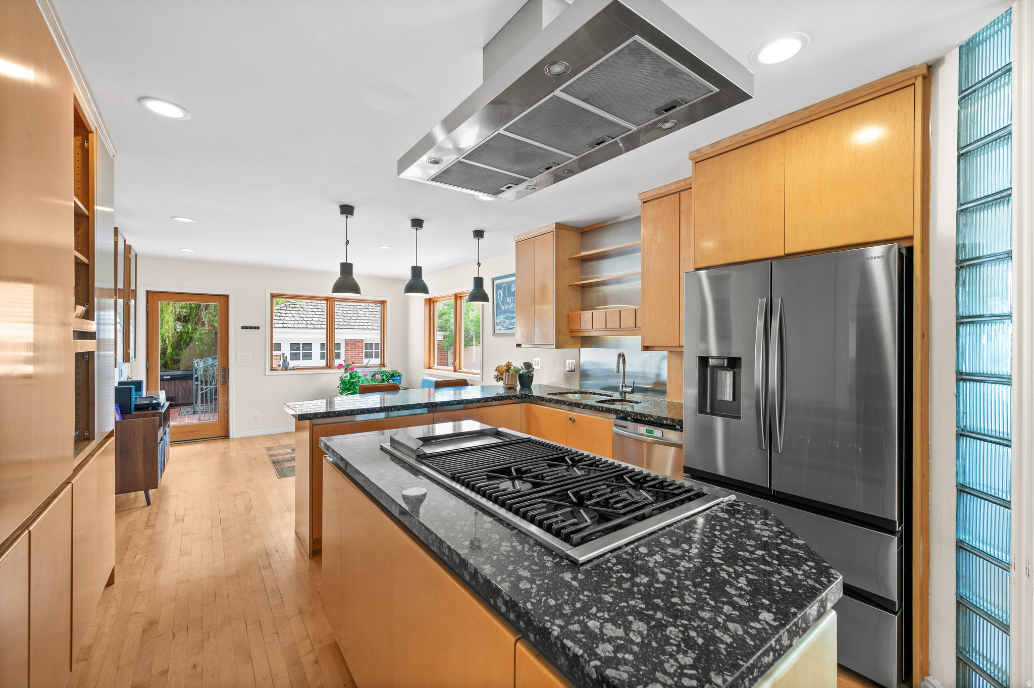 COLONIAL HILLS - Residential