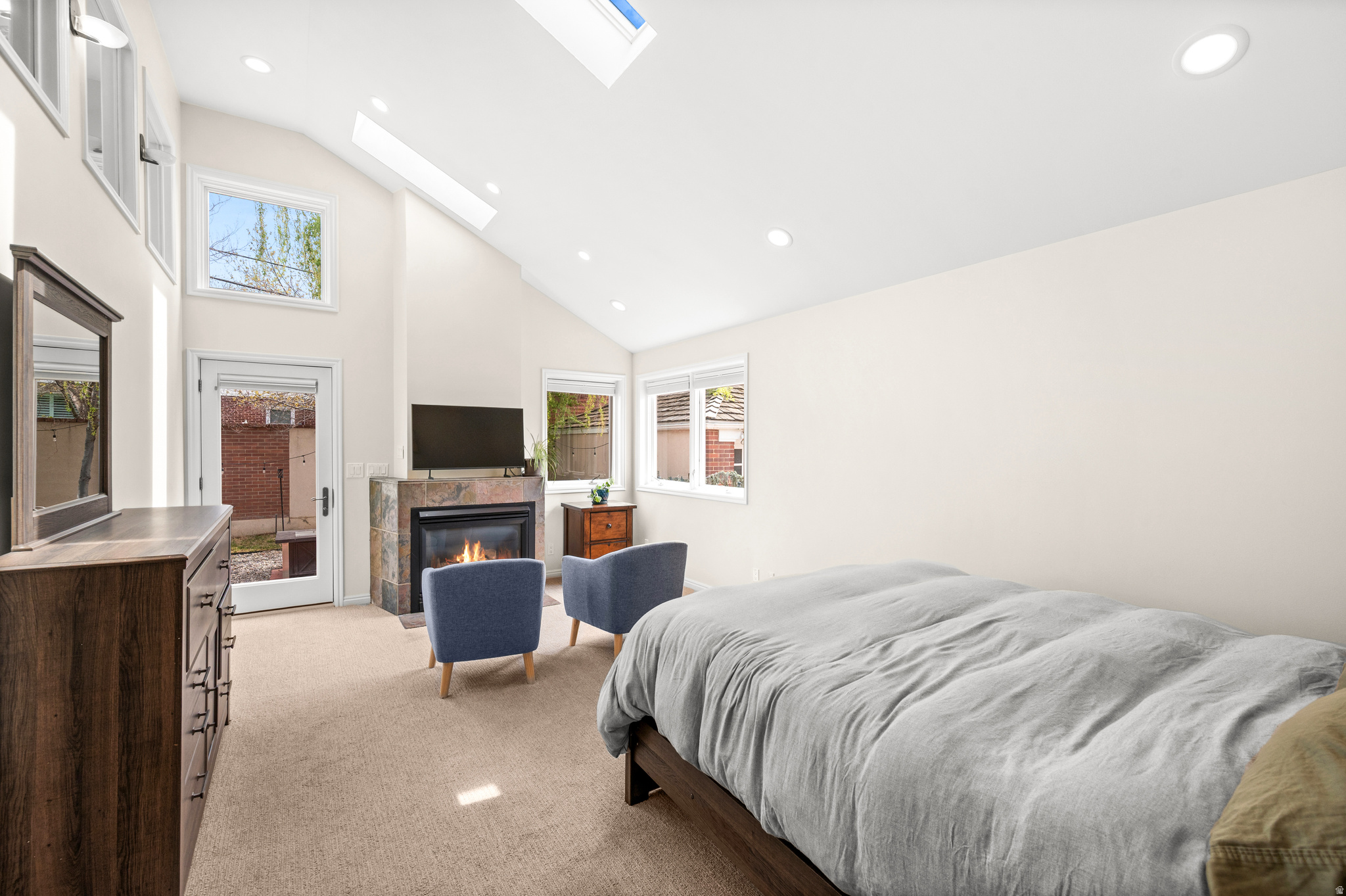 COLONIAL HILLS - Residential