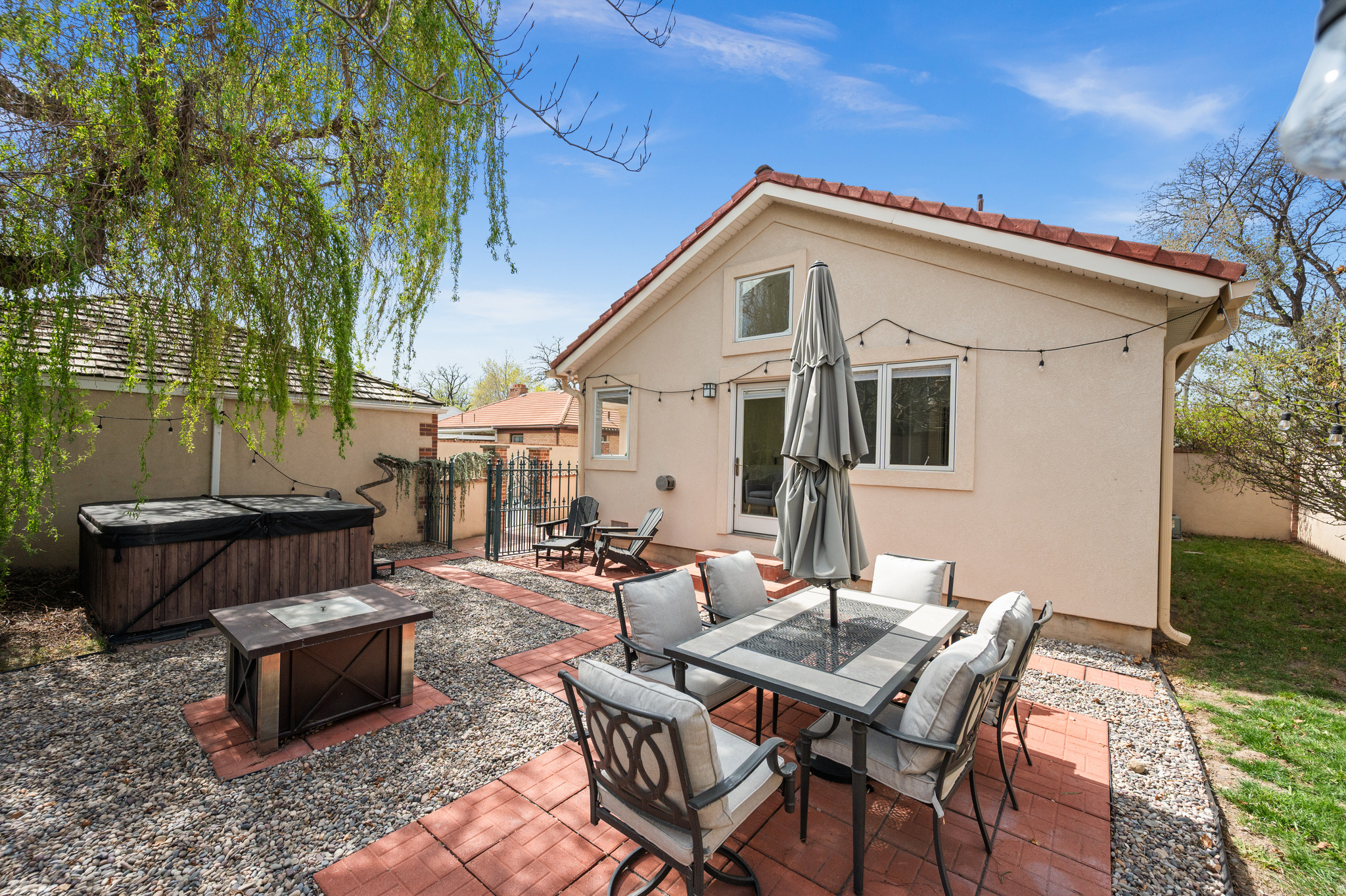 COLONIAL HILLS - Residential