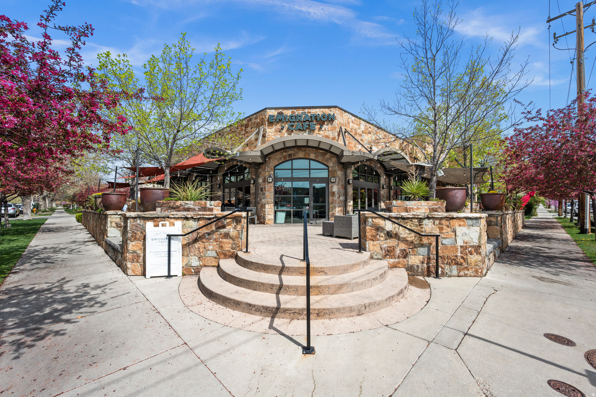 COLONIAL HILLS - Residential