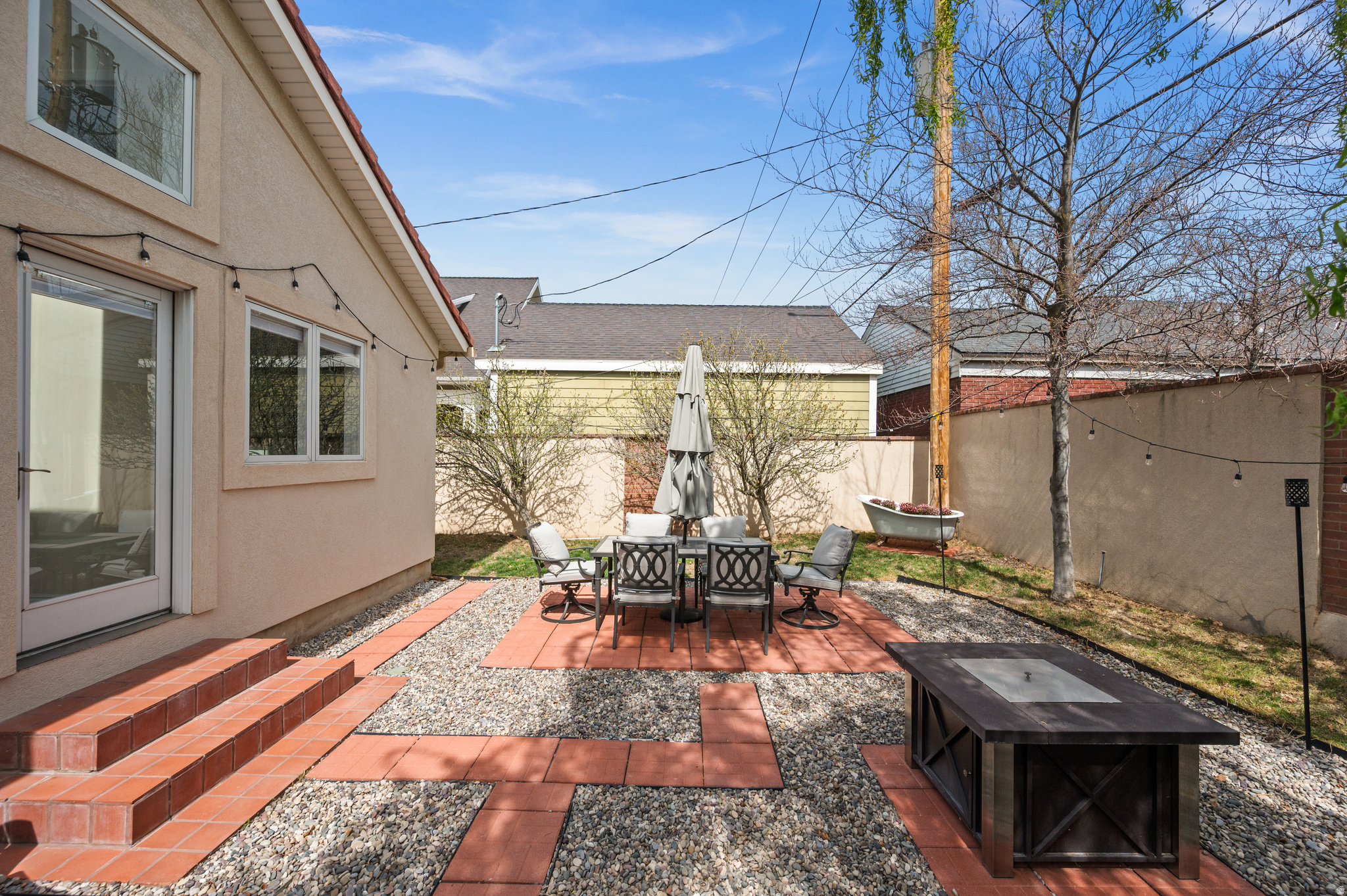 COLONIAL HILLS - Residential