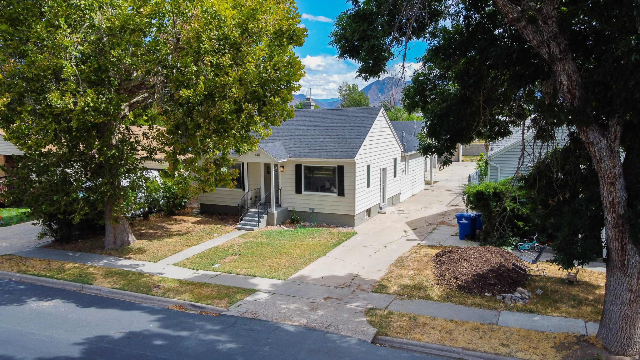 Main image without alt text