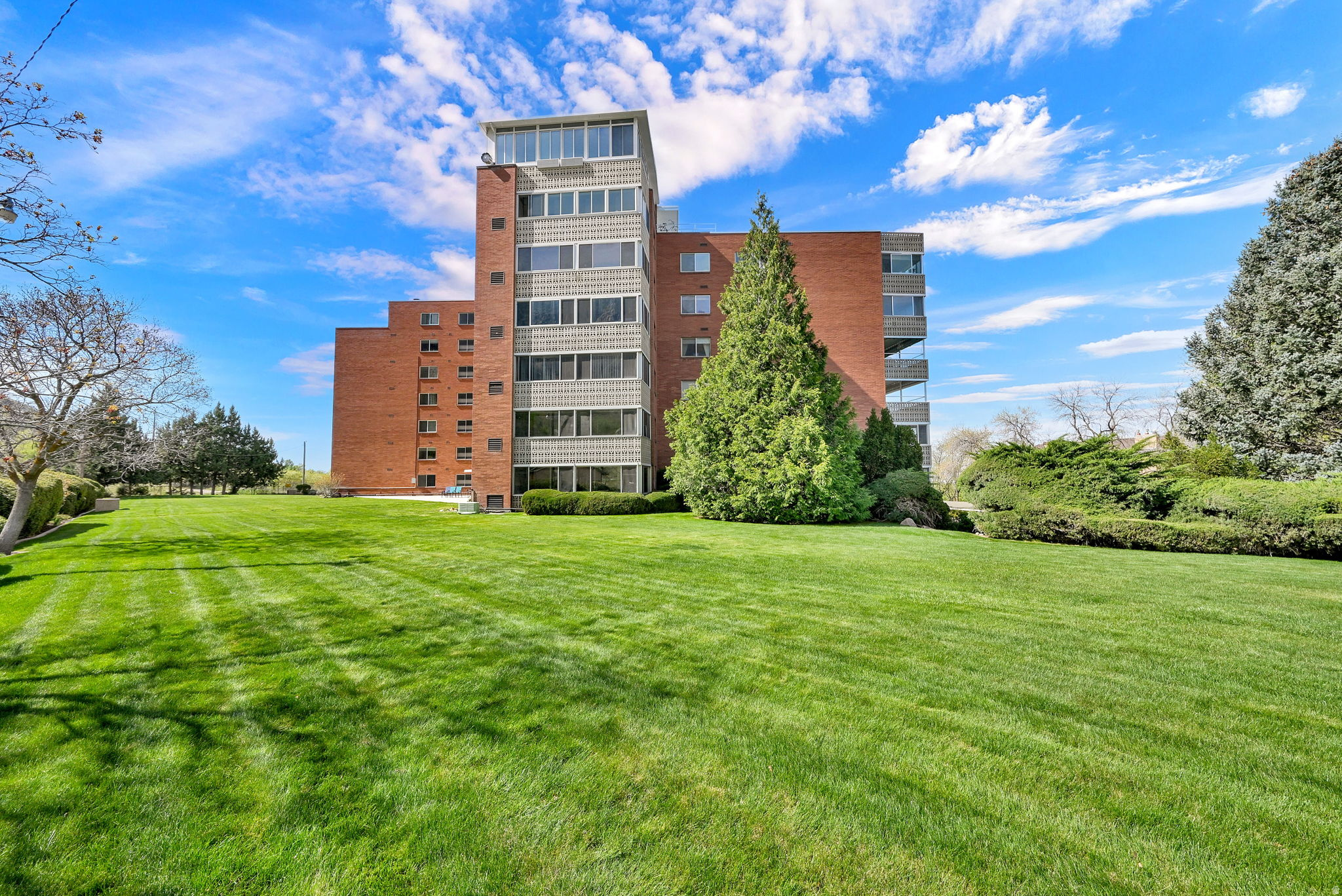 SKYLINE TOWERS - Residential