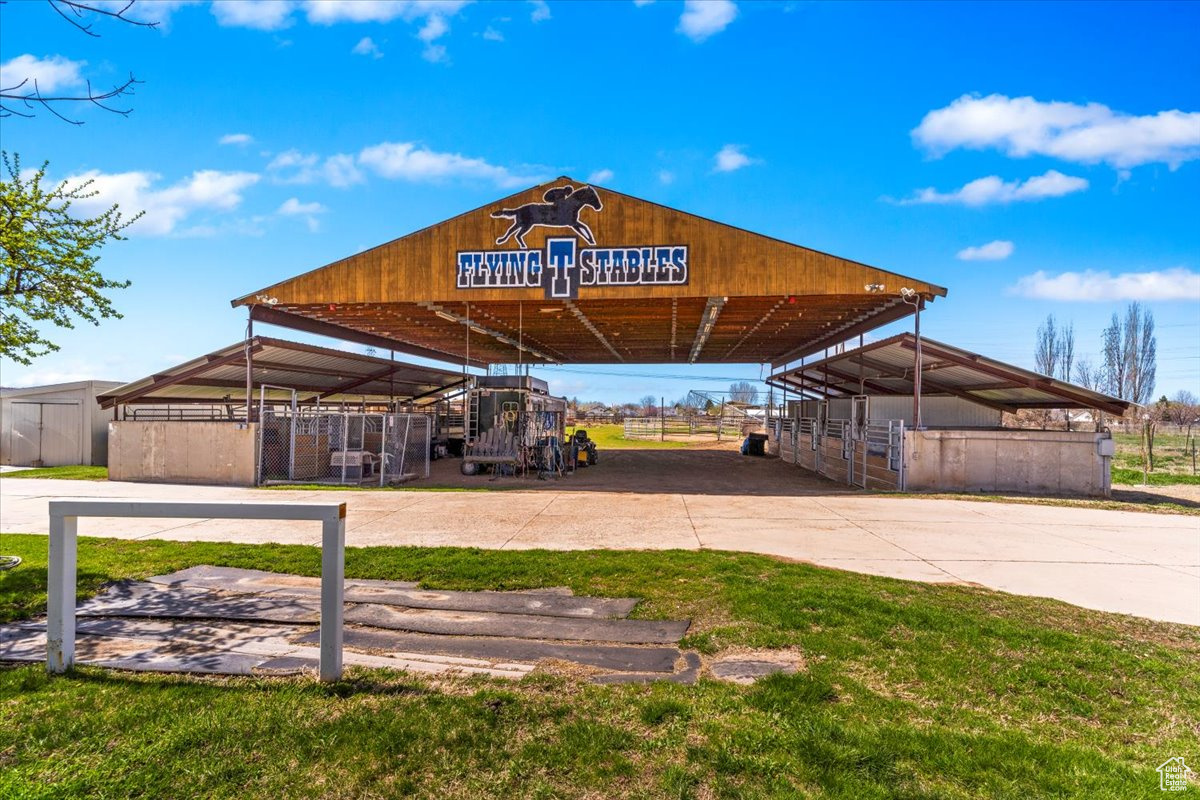 FLYING T STABLES - Residential
