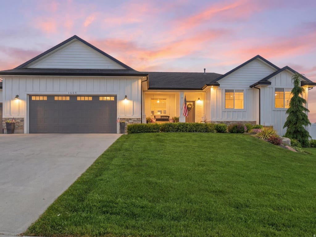 Photo of 1058 E 300 S, Smithfield, UT 84335 (MLS # 2163618)