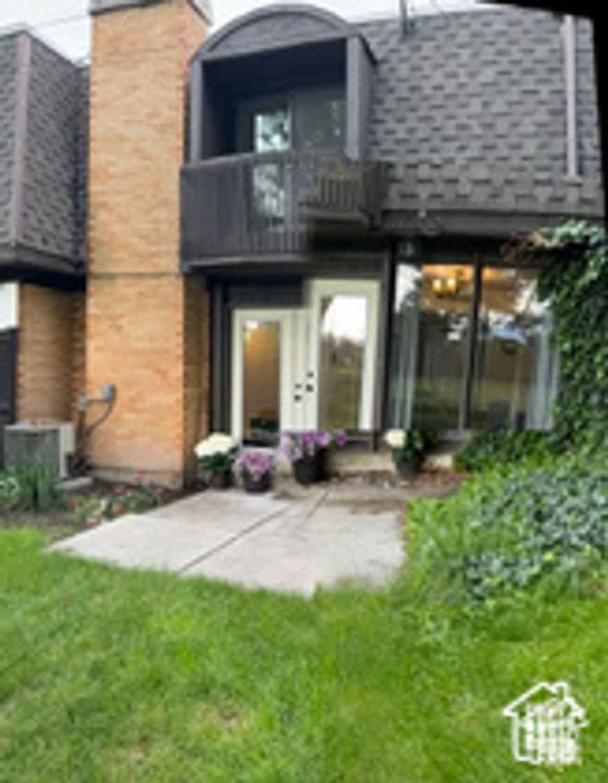 PRICE JUST REDUCED!  This townhouse backs onto the 8th hole of the Riverside Country Club golf course for stunning views. Features an updated kitchen, and cozy fireplace. A little creek runs in front of the property. Square footage figures are provided as a courtesy estimate only and were obtained from County records. Buyer is advised to obtain an independent measurement.