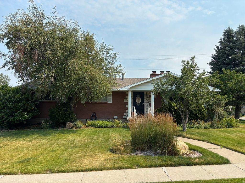 Photo of 2431 E SUNDOWN AVE S, Salt Lake City, UT 84121 (MLS # 2167456)