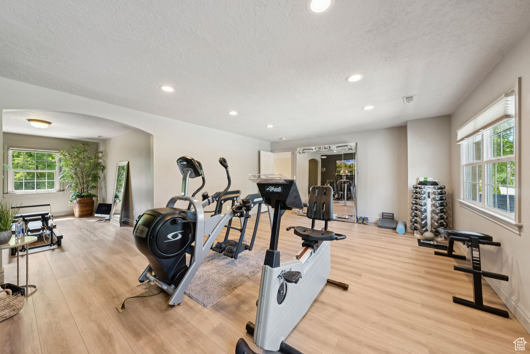 Holladay, Utah 84117, United States, 5 Bedrooms Bedrooms, ,3 BathroomsBathrooms,Residential,Pending,145138