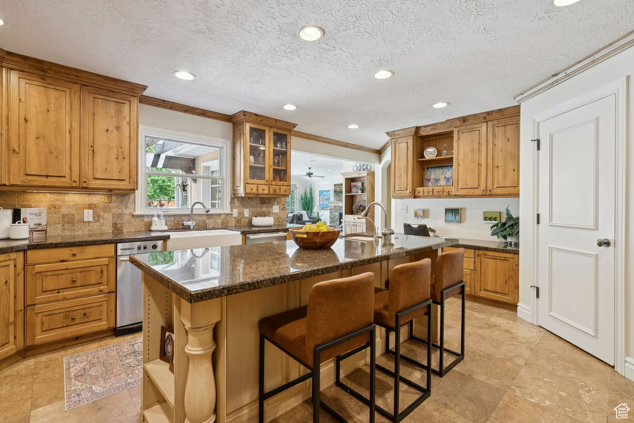 Holladay, Utah 84117, United States, 5 Bedrooms Bedrooms, ,3 BathroomsBathrooms,Residential,Pending,145138