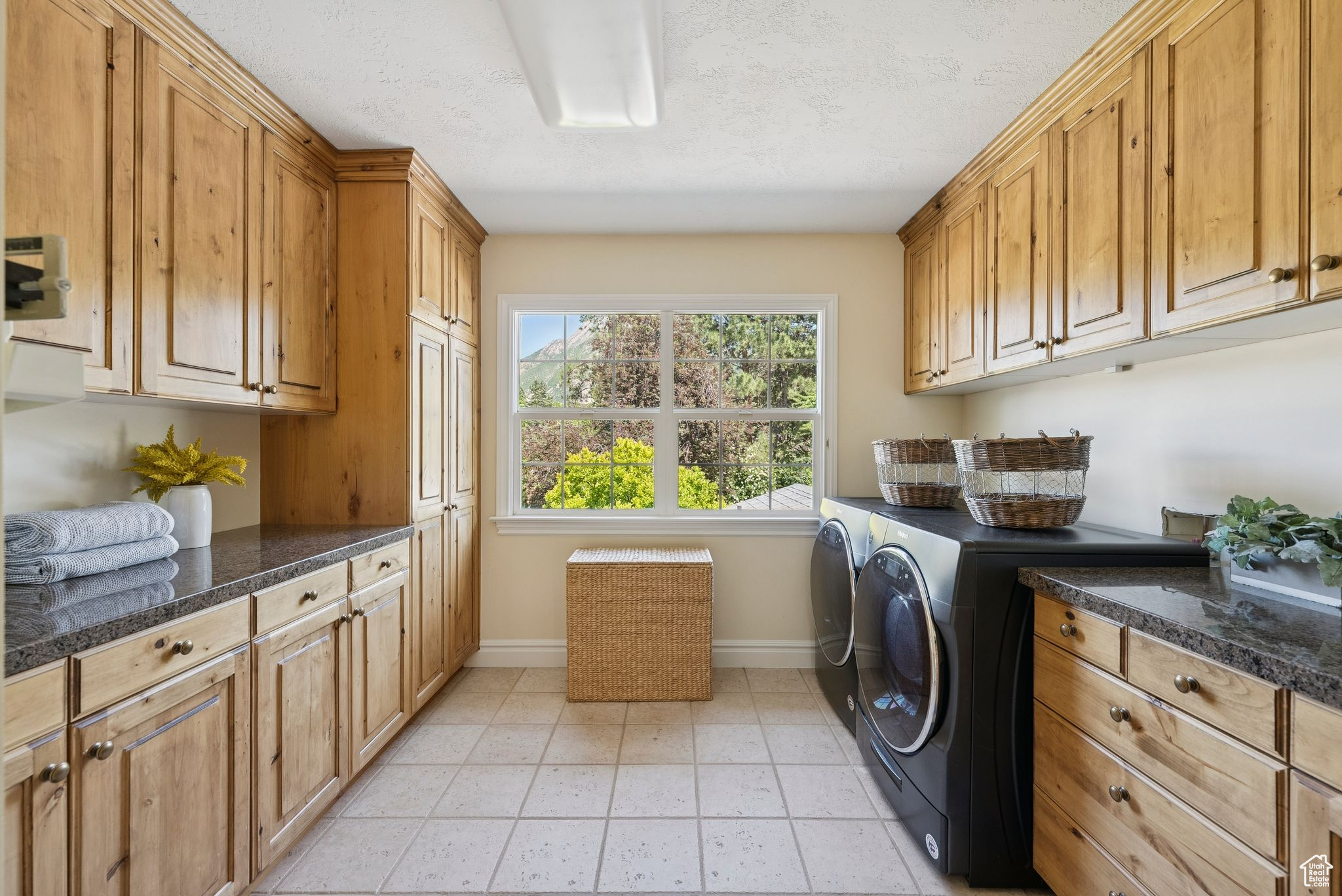 Holladay, Utah 84117, United States, 5 Bedrooms Bedrooms, ,3 BathroomsBathrooms,Residential,Pending,145138