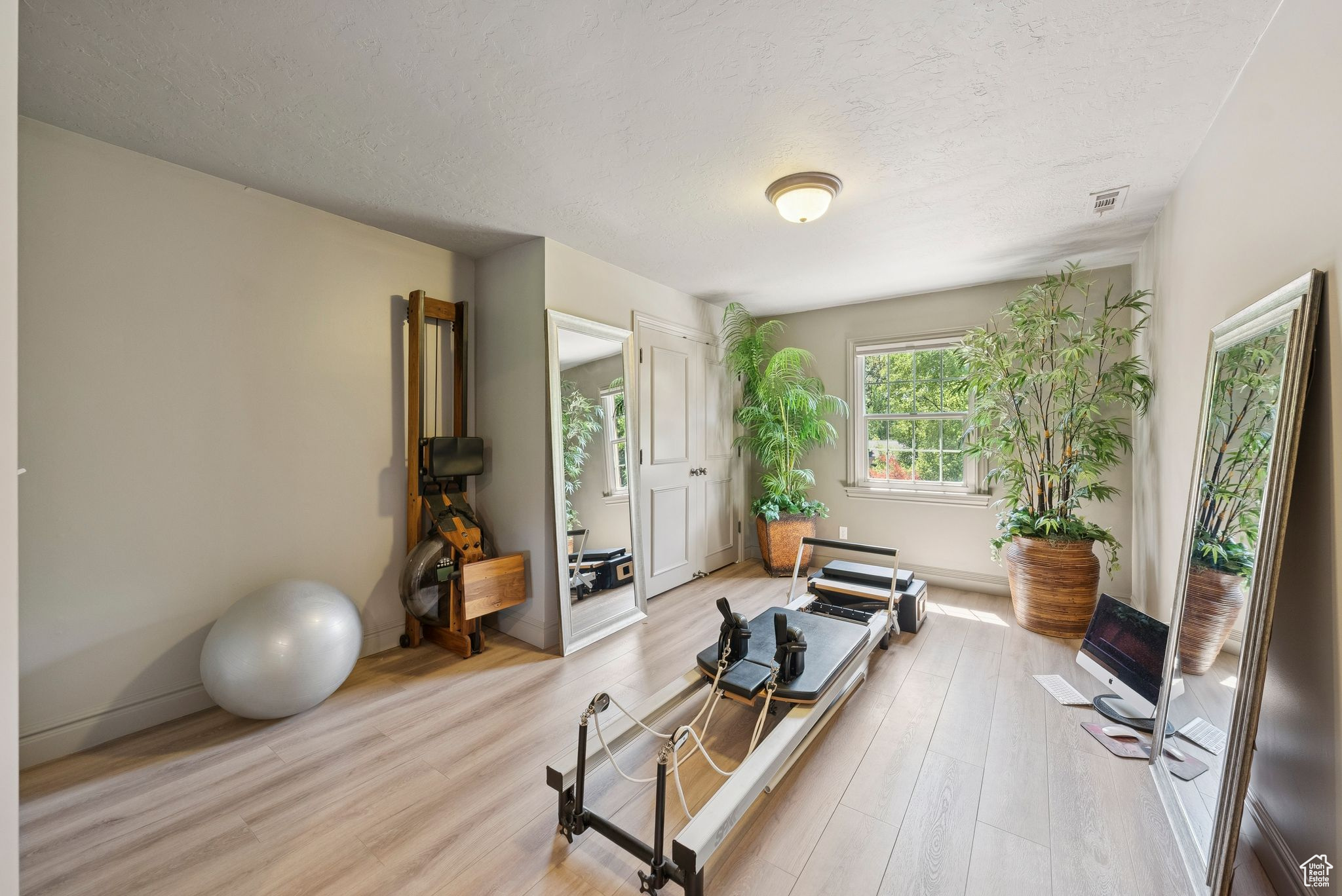 Holladay, Utah 84117, United States, 5 Bedrooms Bedrooms, ,3 BathroomsBathrooms,Residential,Pending,145138