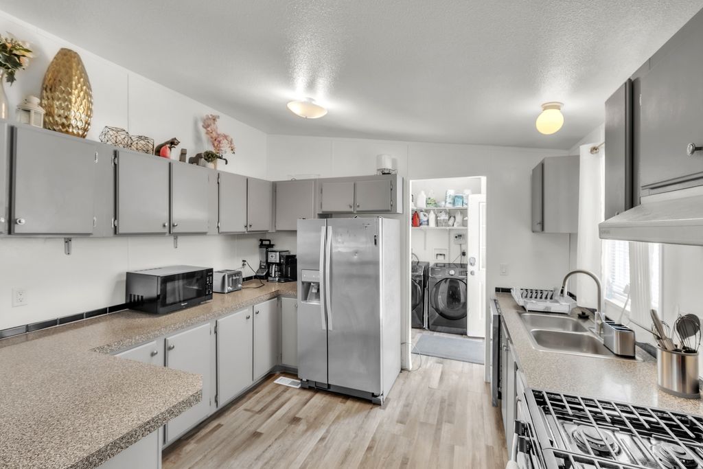 Photo of 334 S 1000 W, Salt Lake City, UT 84104 (MLS # 2169204)