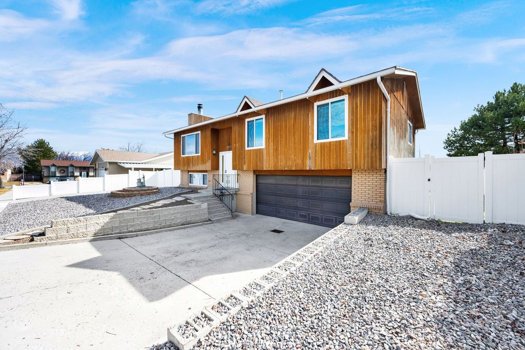 Photo of 2617 W DONNAWOOD CIR S, Salt Lake City, UT 84129 (MLS # 2141038)