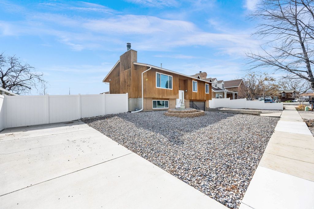 Photo of 2617 W DONNAWOOD CIR S, Salt Lake City, UT 84129 (MLS # 2141038)