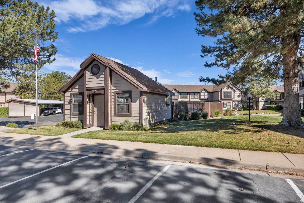 STONEGATE CONDOS - Residential