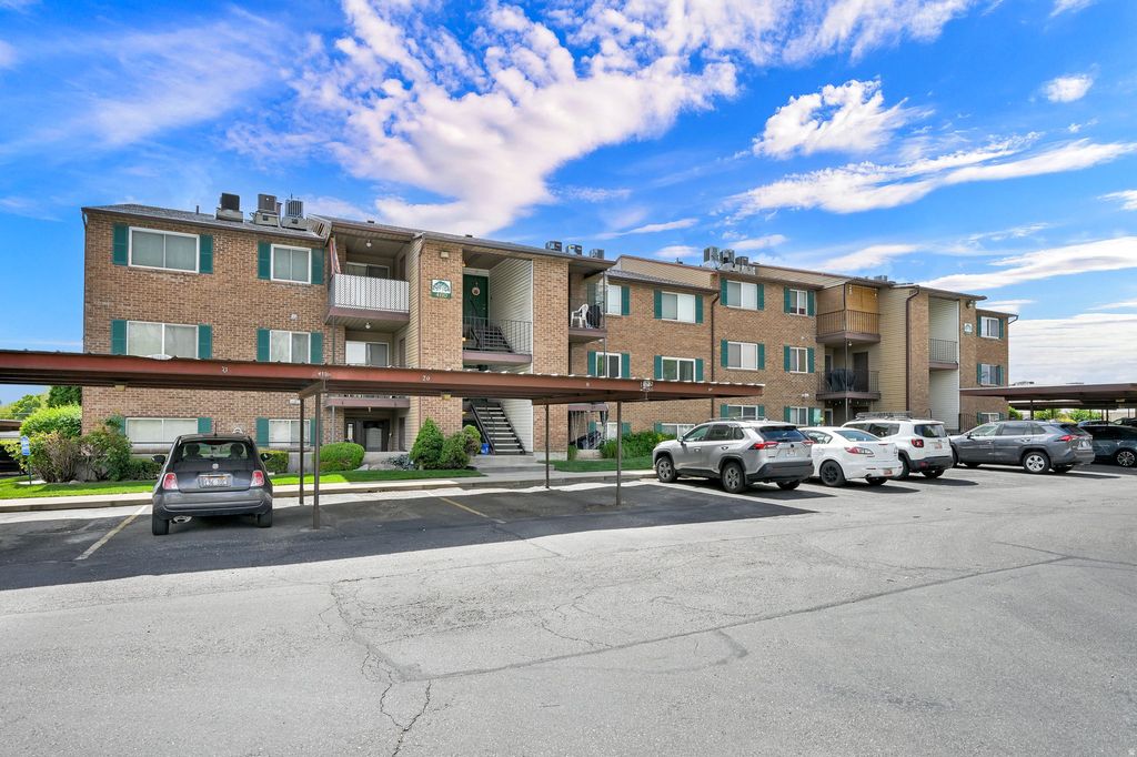 Photo of 4114 S OAK MEADOWS DR #21, Salt Lake City, UT 84123 (MLS # 2153067)