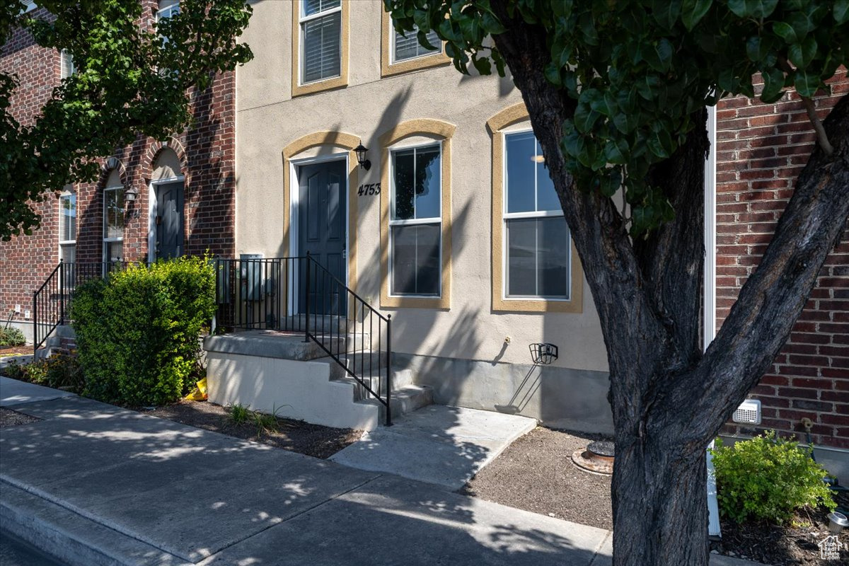 INVERNESS SQUARE - Residential