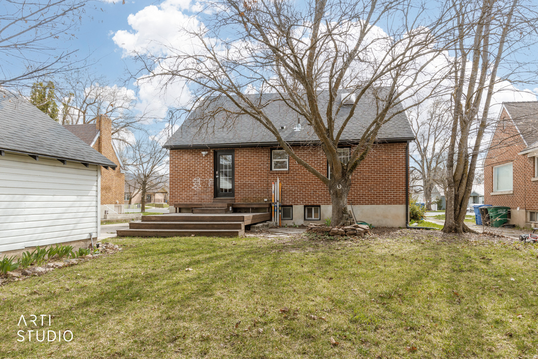 Main image without alt text