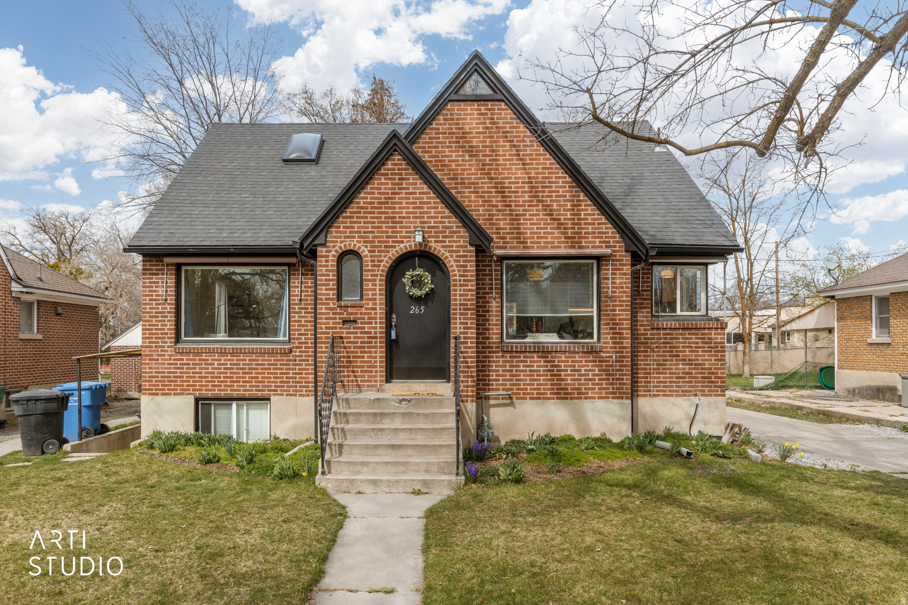 Main image without alt text